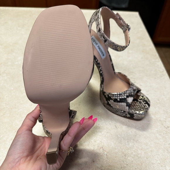 New STEVE MADDEN Luv Metallic Snake Ankle Strap Platform Stiletto Sandals 7.5 - Picture 5 of 6